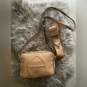 Gorgeous Etienne Aigner logo British Tan camera leather bag w two straps 🍁🍂